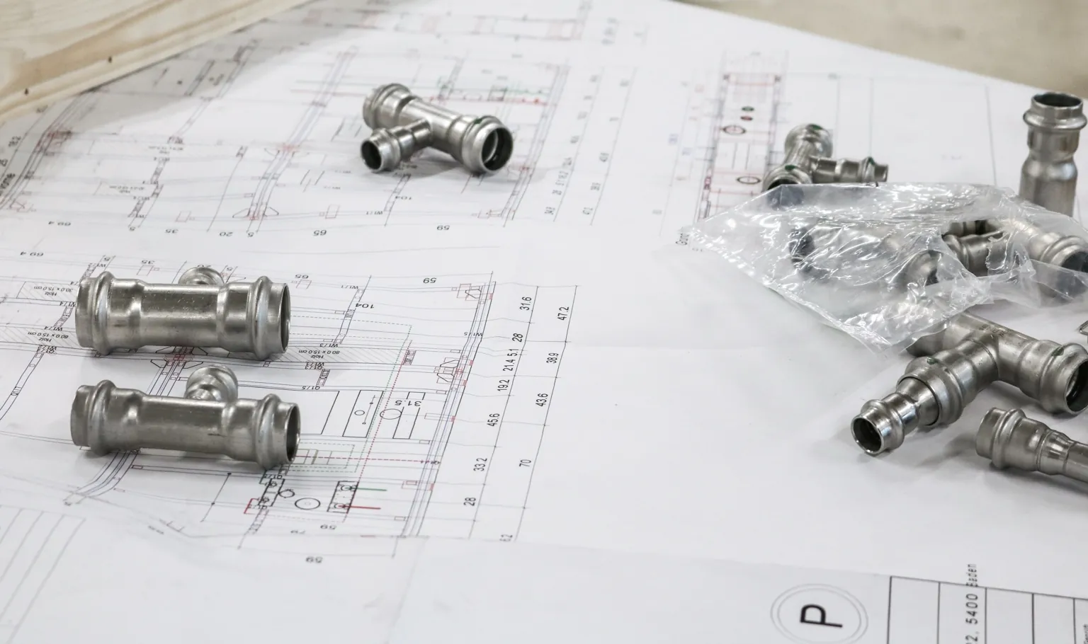 SHK-Planung mit Rohrverbindern auf Bauplan
